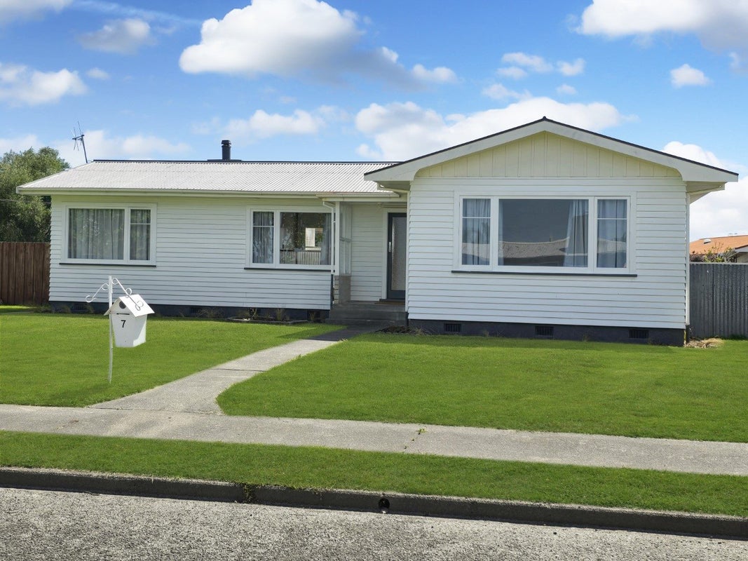 7 Armour Place, Onekawa, Napier - Carousel 2