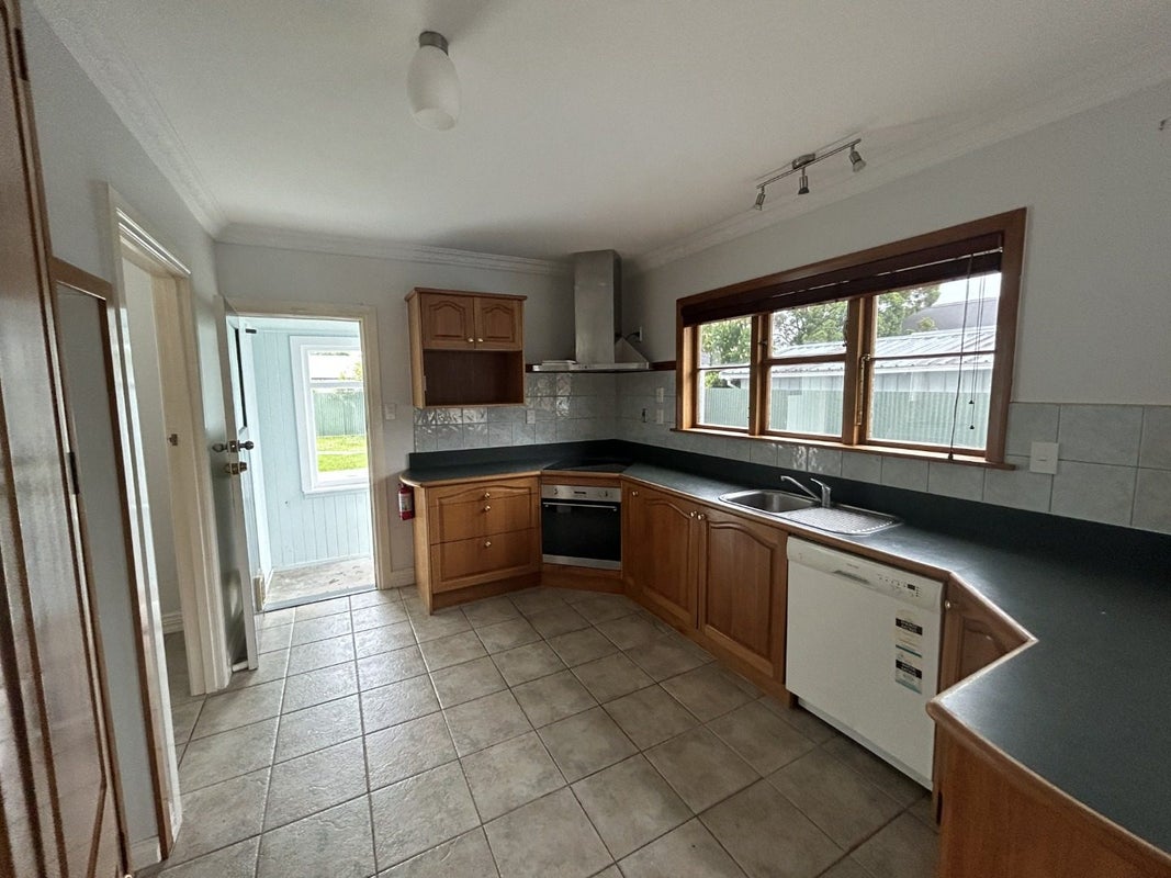 38 South Street, West End, Palmerston North - Carousel 2