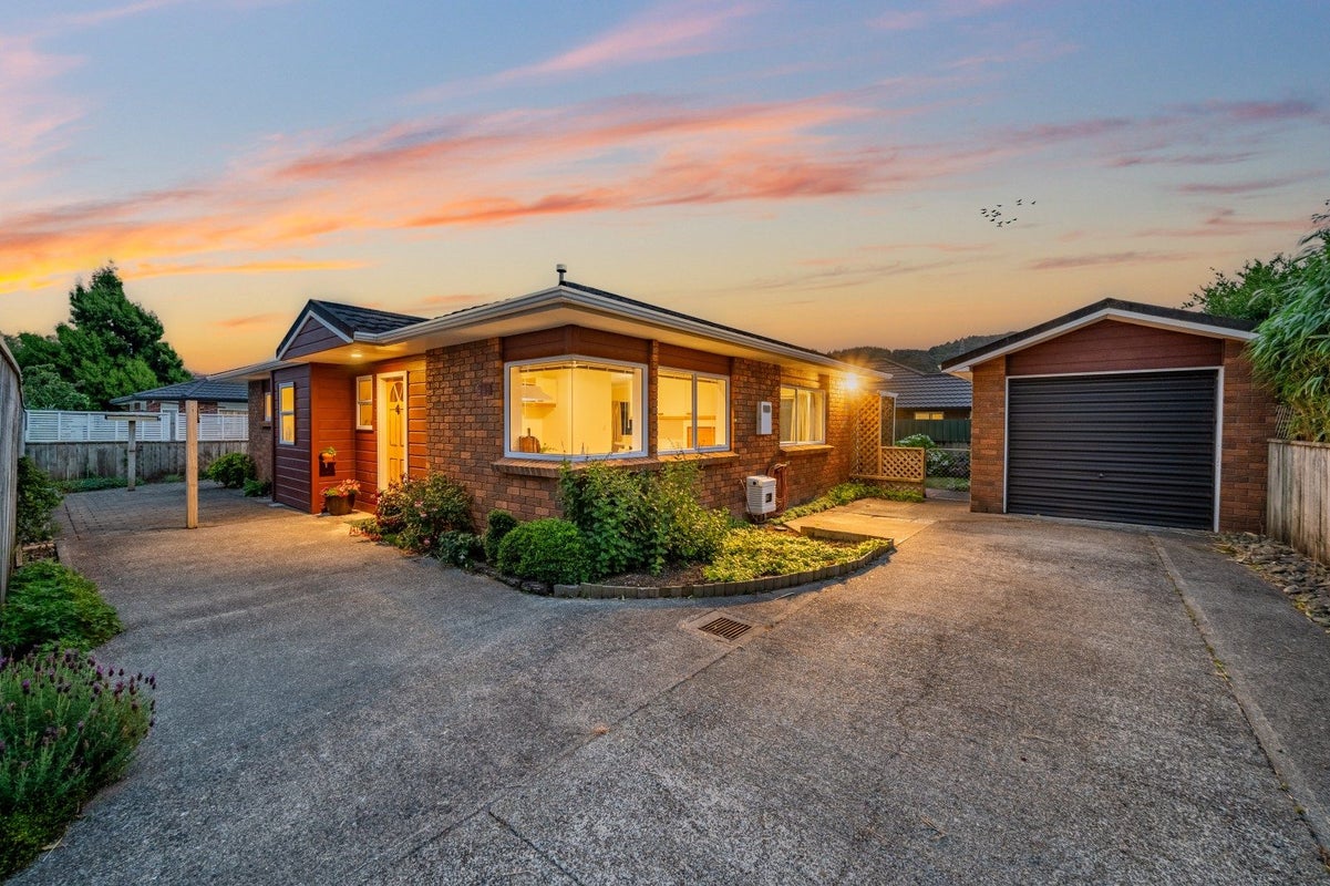 2/3 Oak Street, Ebdentown, Upper Hutt - Carousel 1