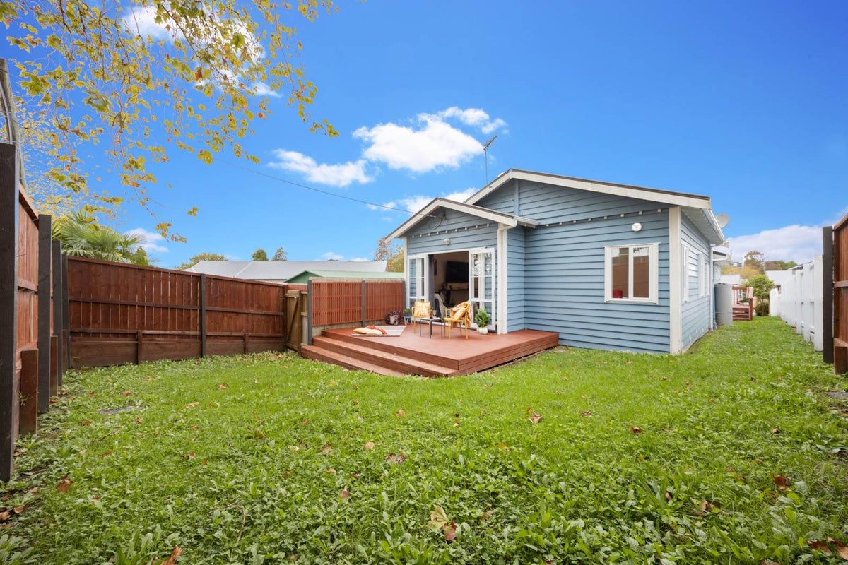 4 Seabrook Avenue, New Lynn, Auckland - Carousel 1