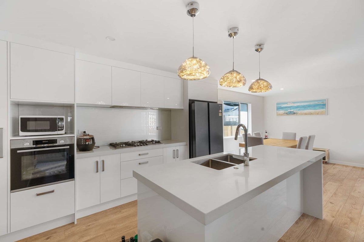 16B Gilfillan Street, Blockhouse Bay, Auckland - Carousel 1