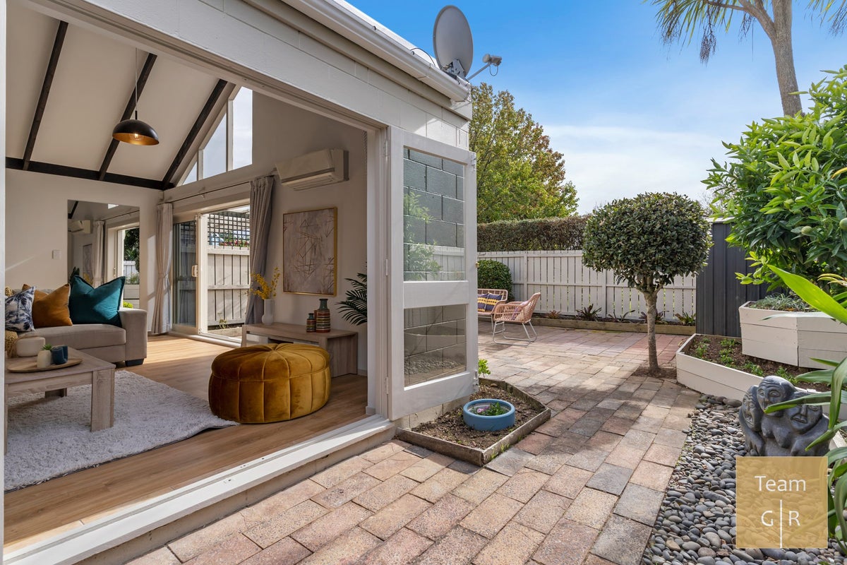 2/11 Tulloch Place, Conifer Grove, Takanini - Carousel 2