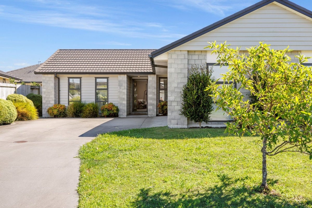 11 Kahuparere Crescent, Pyes Pa, Tauranga - Carousel 1