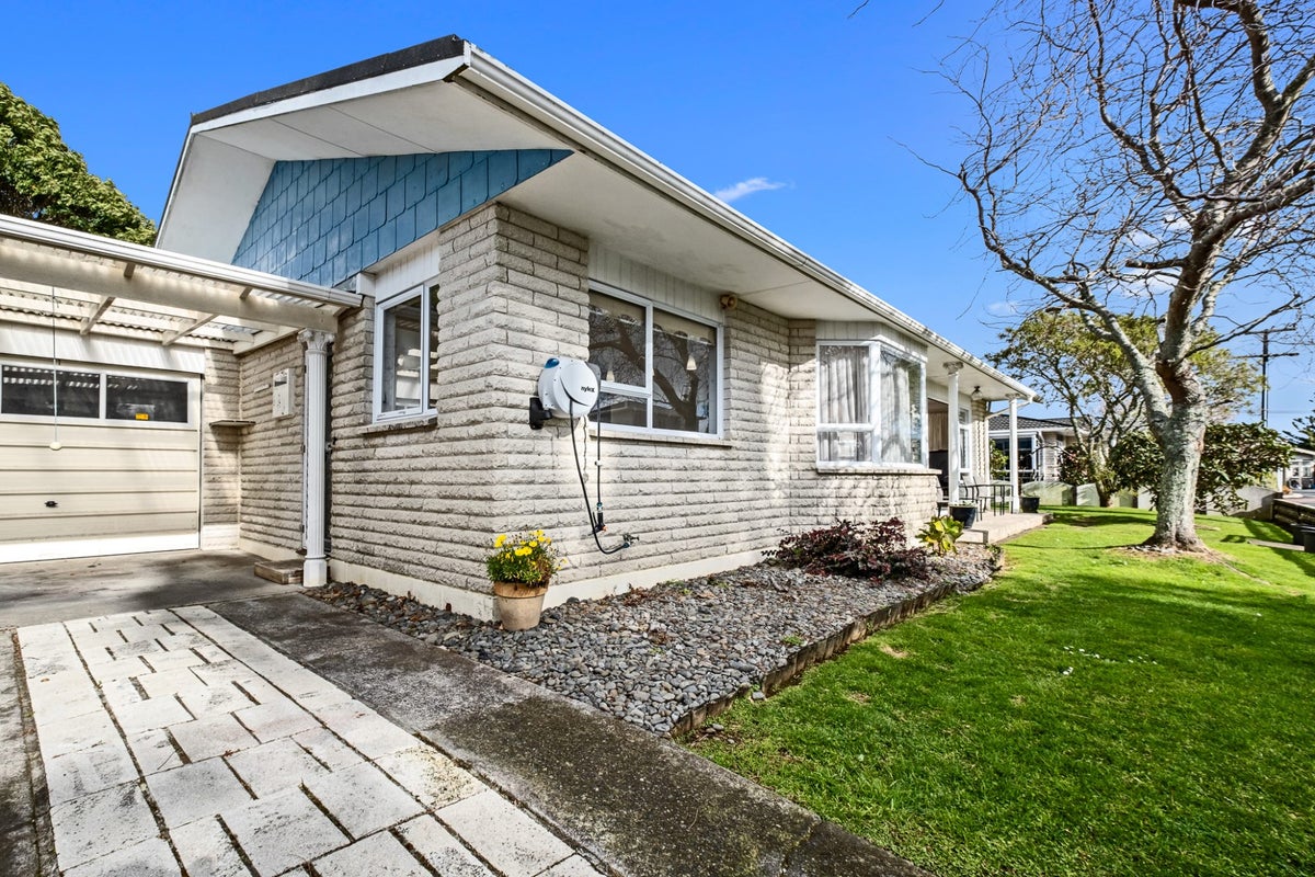 2A Kauri Street, Merrilands, New Plymouth - Carousel 1