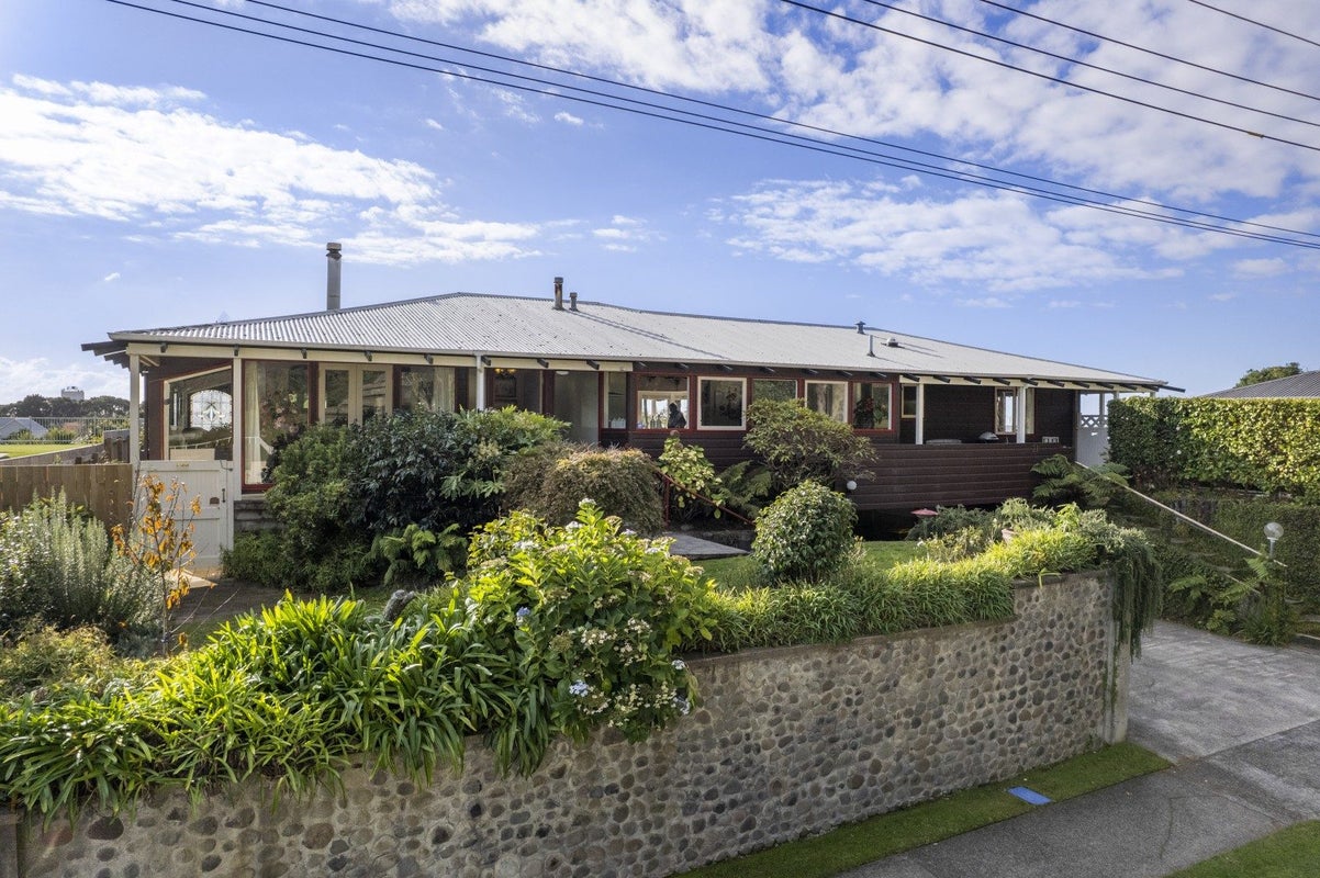 21 Fillis Street, New Plymouth, New Plymouth - Carousel 1