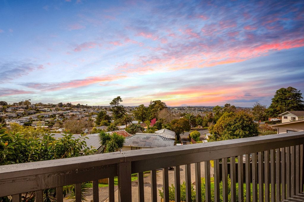 8 Garton Drive, Massey, Auckland - Carousel 2