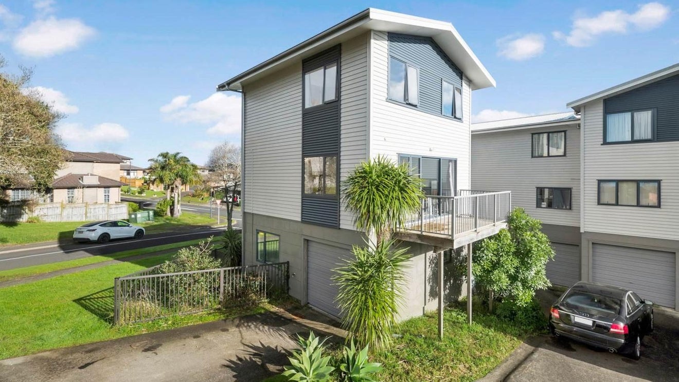 2/7 Andersons Road, Oteha, Auckland - Carousel 1