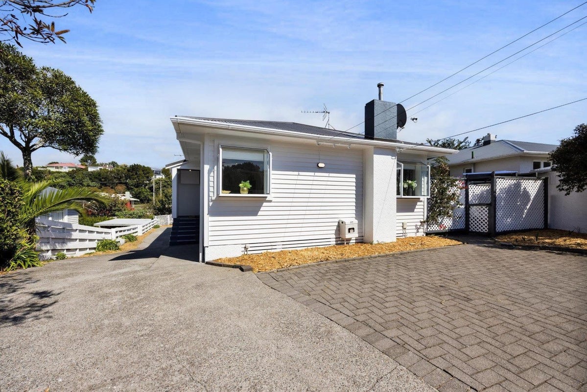 20 Stuart Place, Blagdon, New Plymouth - Carousel 1