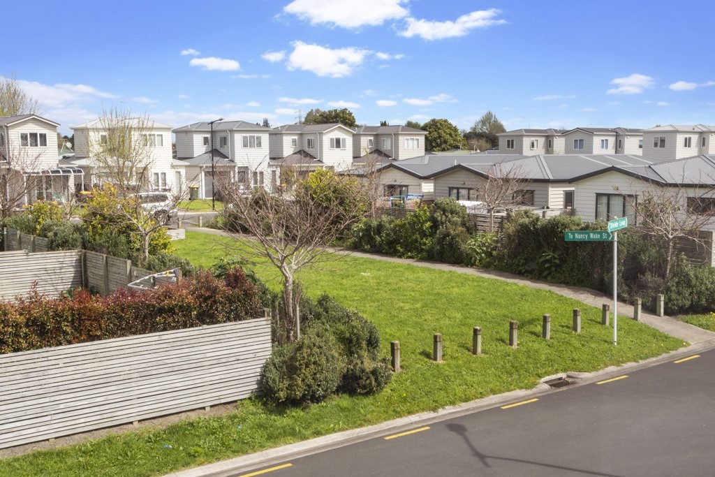 75 Divide Loop, Takanini, Auckland - Carousel 2