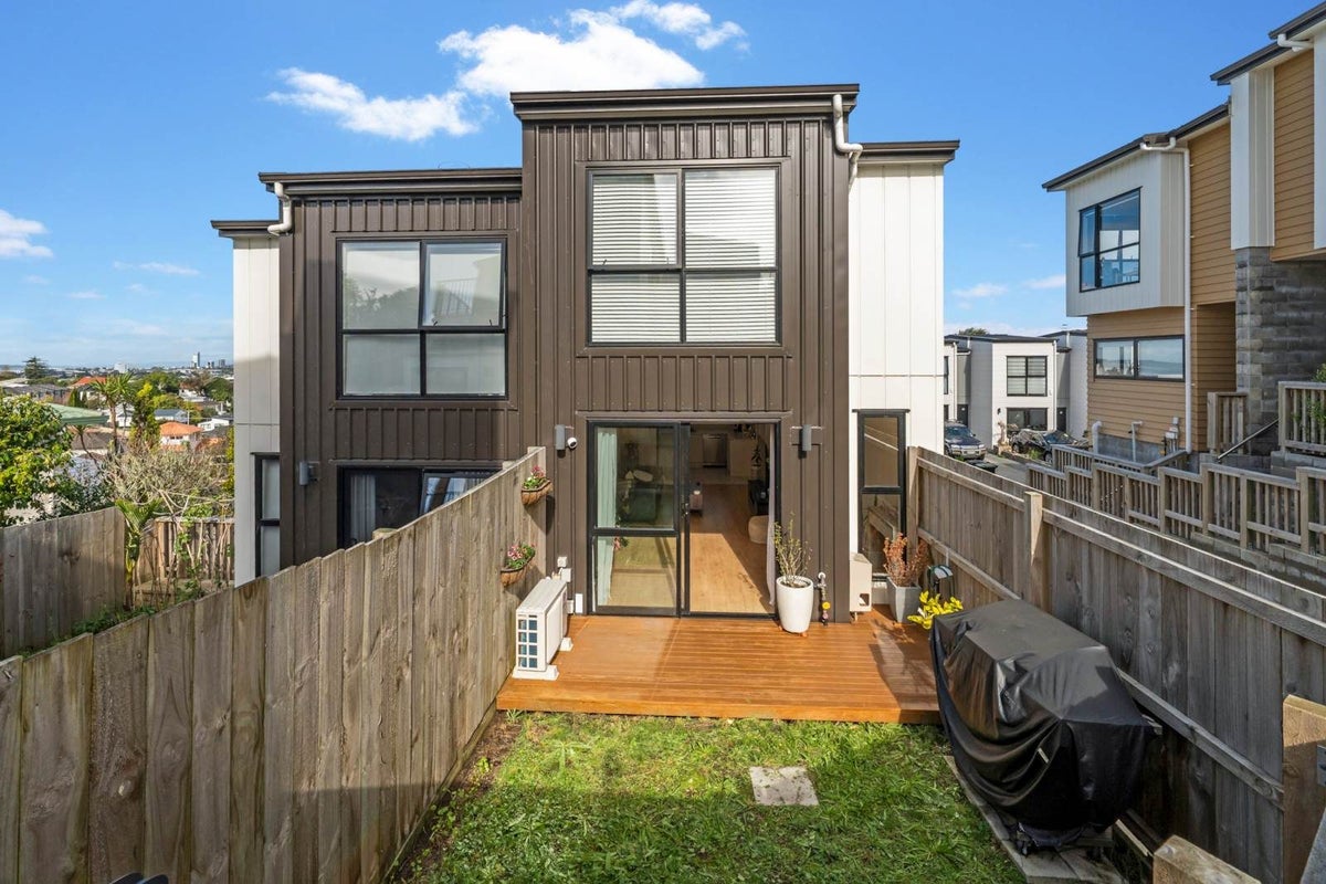 8 Oki Place, Glenfield, Auckland - Carousel 1