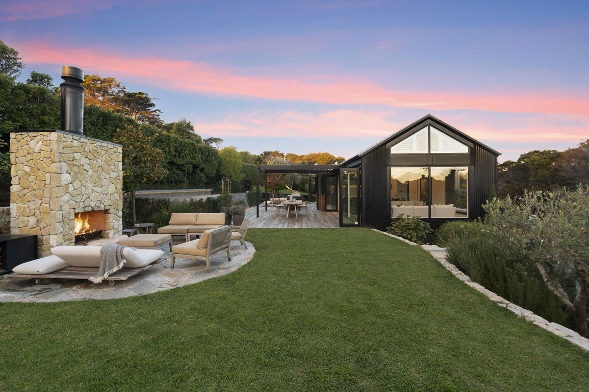 6 Queens Drive, Oneroa, Waiheke Island - Carousel 2