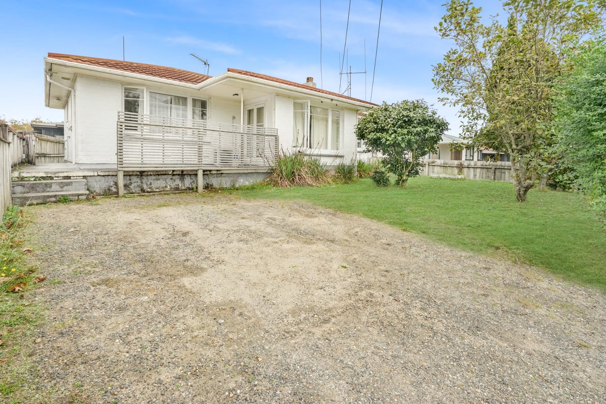 136 Masters Avenue, Silverdale, Hamilton - Carousel 1