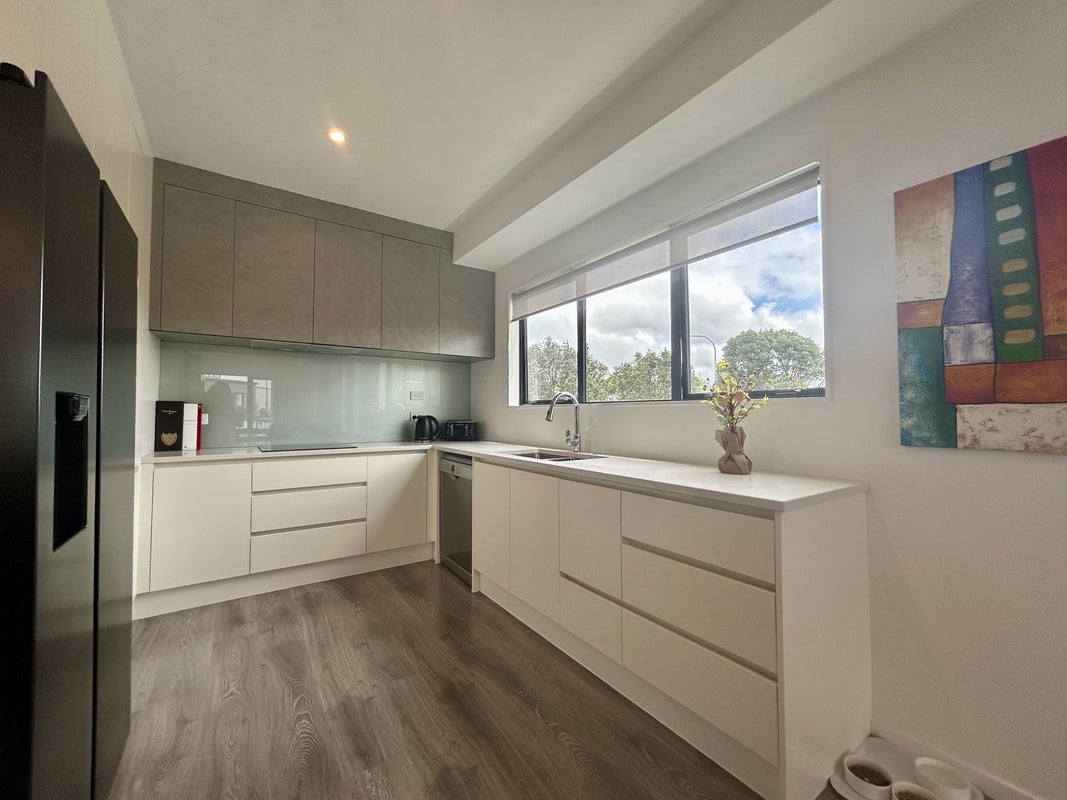 2/13 Oteha Valley Road, Northcross, Auckland - Carousel 2