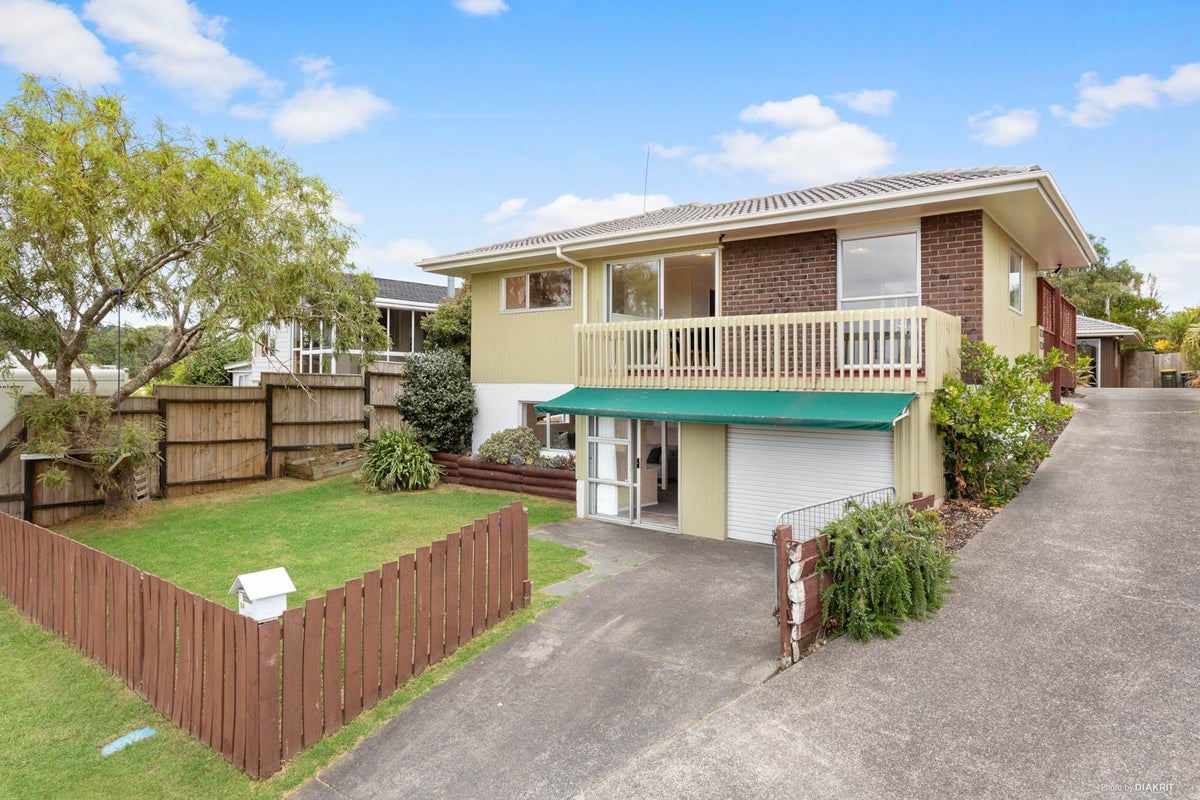 1/5 Charmaine Road, Torbay, Auckland - Carousel 1