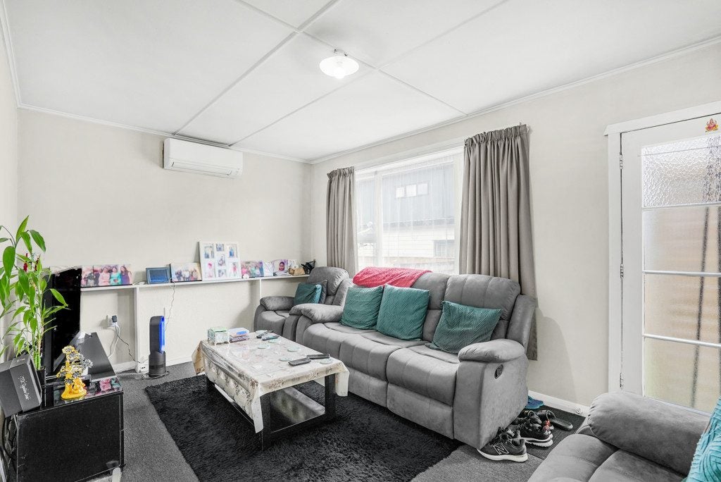 2/3 Huia Grove, Elderslea, Upper Hutt - Carousel 2