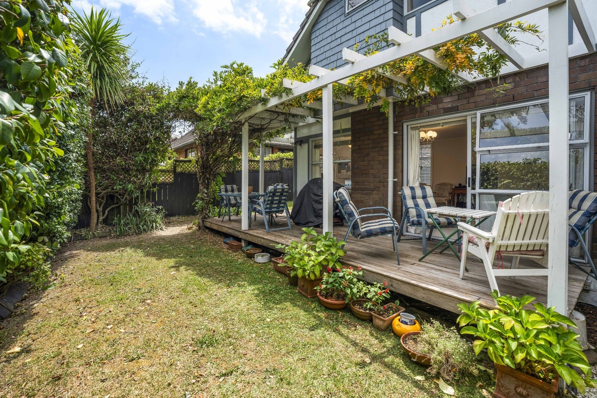 2/4 Elizabethan Gardens, St Heliers, Auckland - Carousel 1