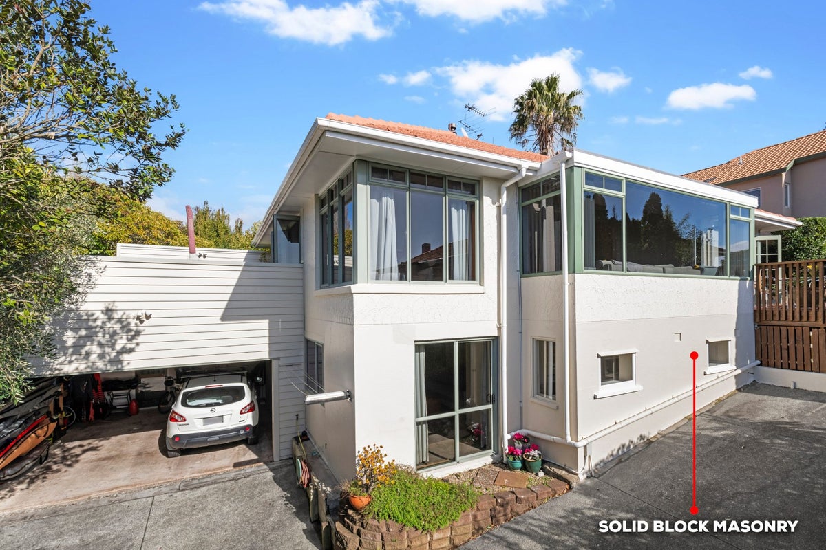 2/10 Minerva Terrace, Howick, Auckland - Carousel 1