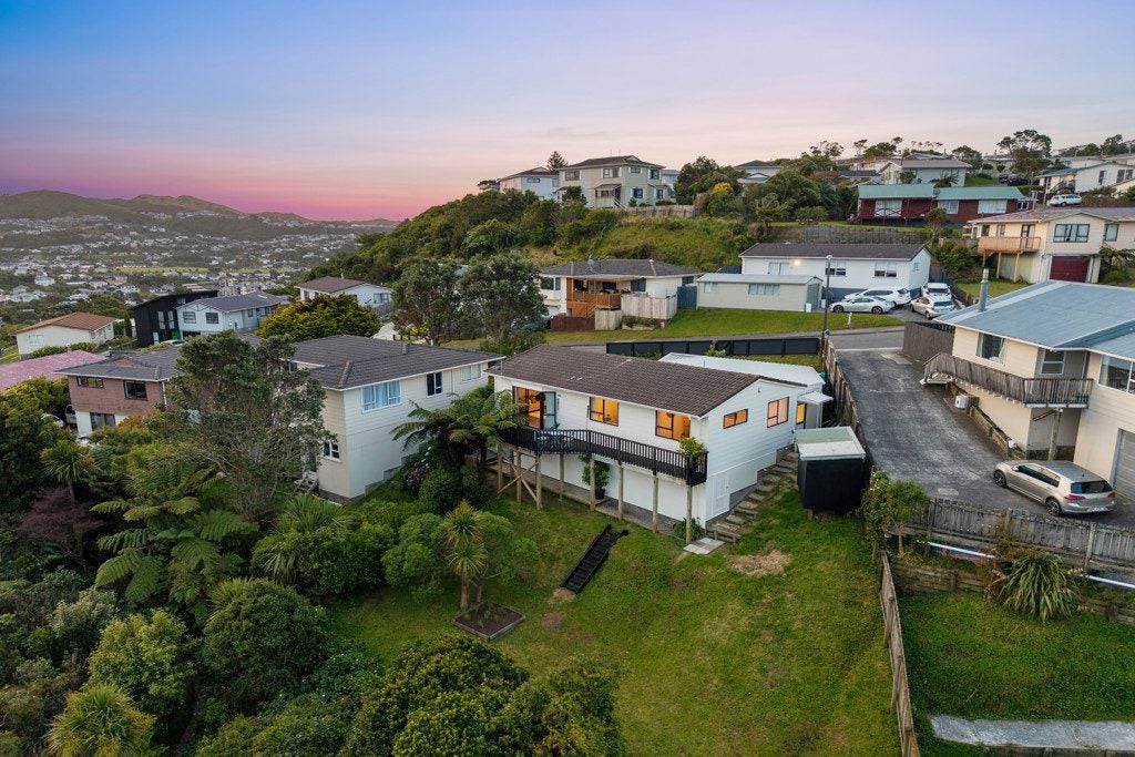 3 Evesham Place, Newlands, Wellington - Carousel 2