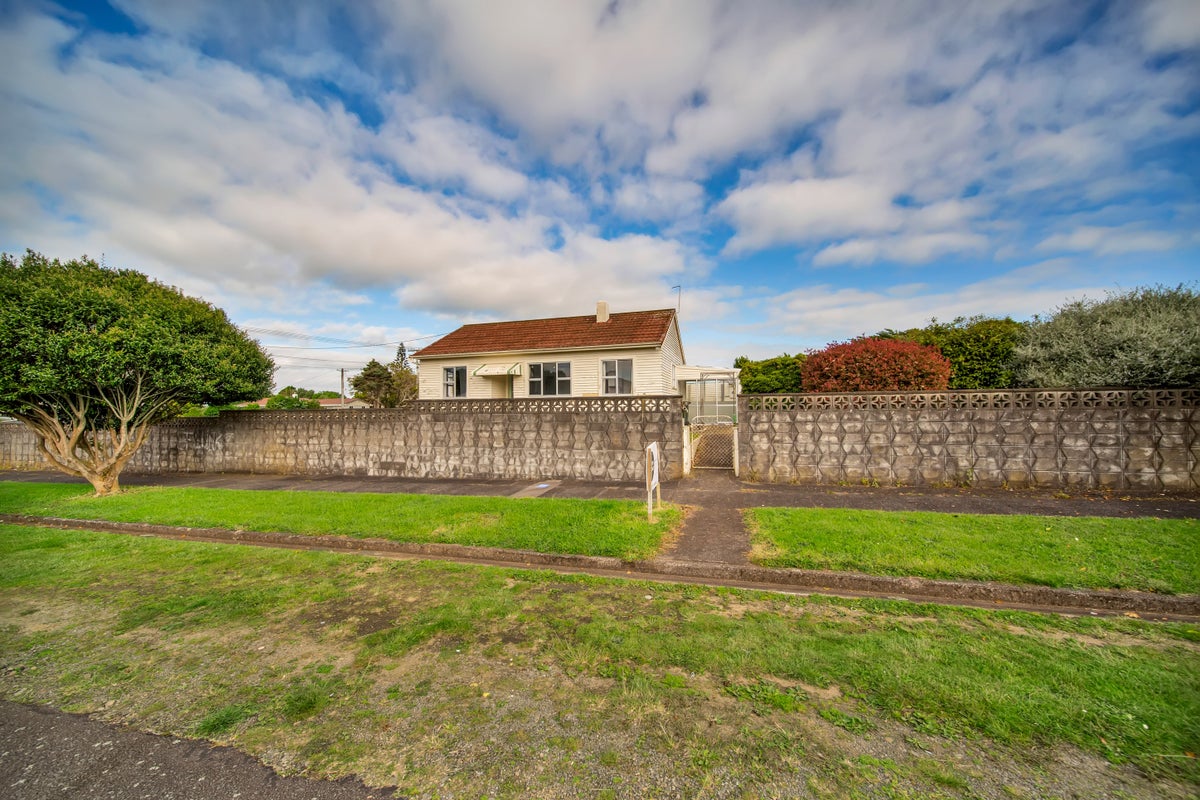 12 Clive Street, Hawera - Carousel 18