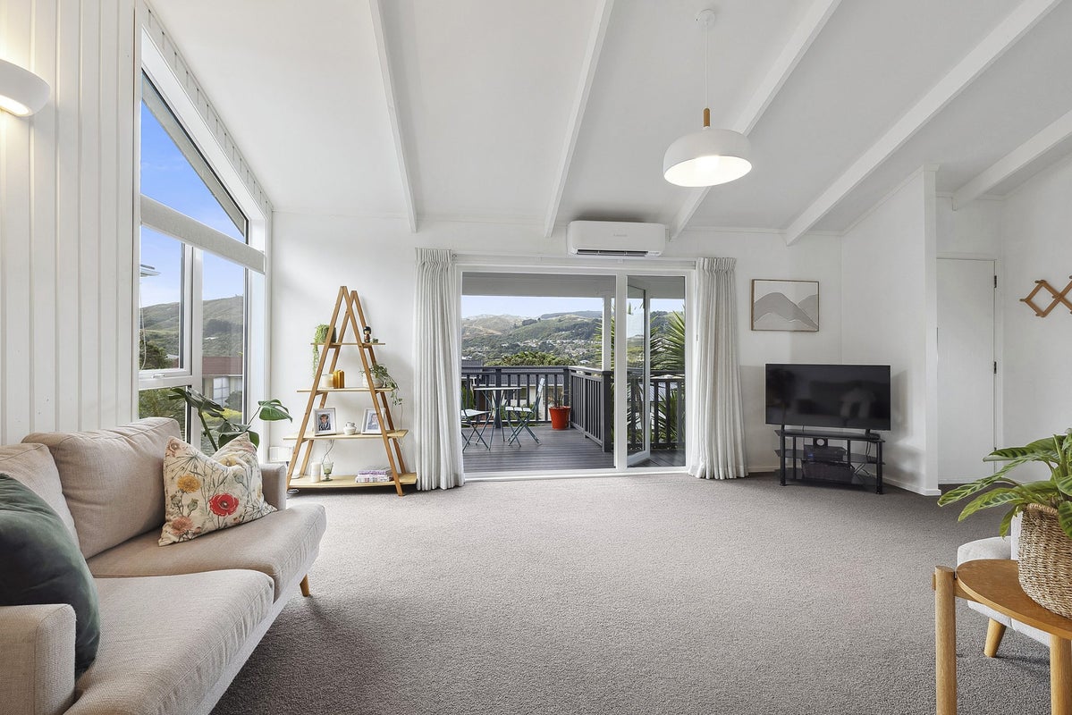 70 Fyvie Avenue, Tawa, Wellington - Carousel 1