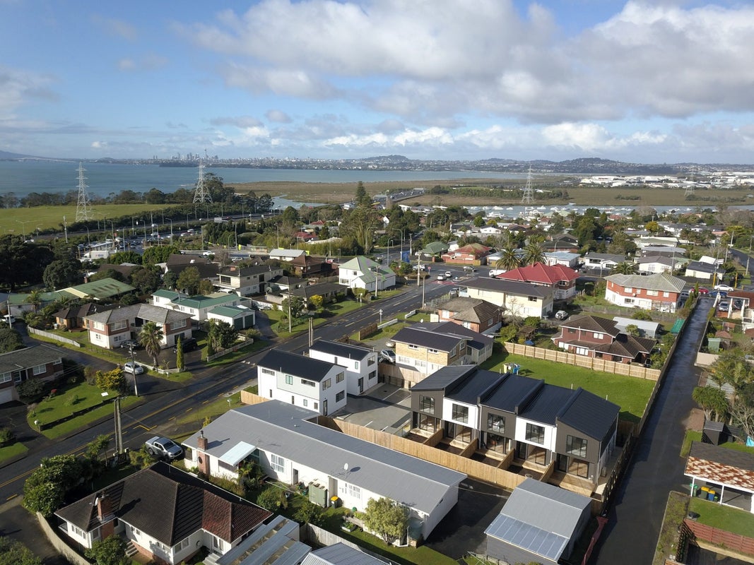 6/85 Royal View Road, Te Atatu South, Auckland - Carousel 2