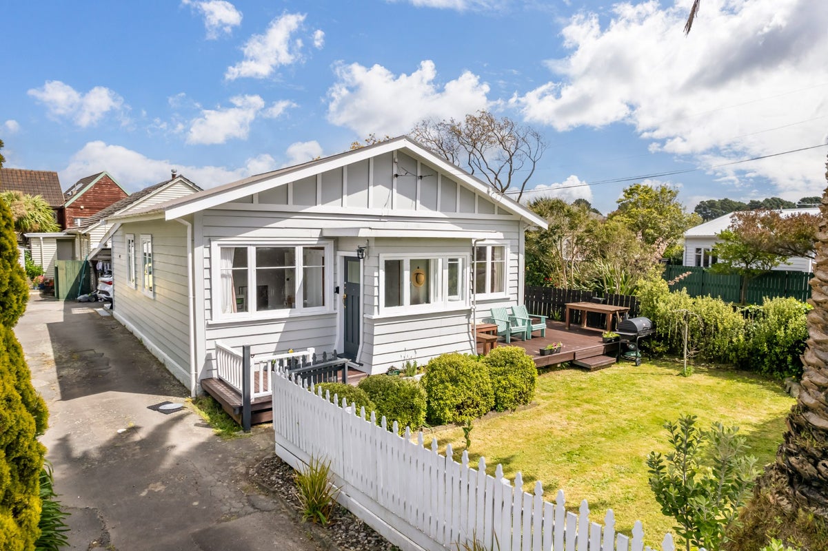 1/15 RANDWICK CREScent, MOERA, LOWER HUTT - Carousel 1