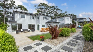 15 David Rogers Lane, Swanson, Auckland - Carousel 1