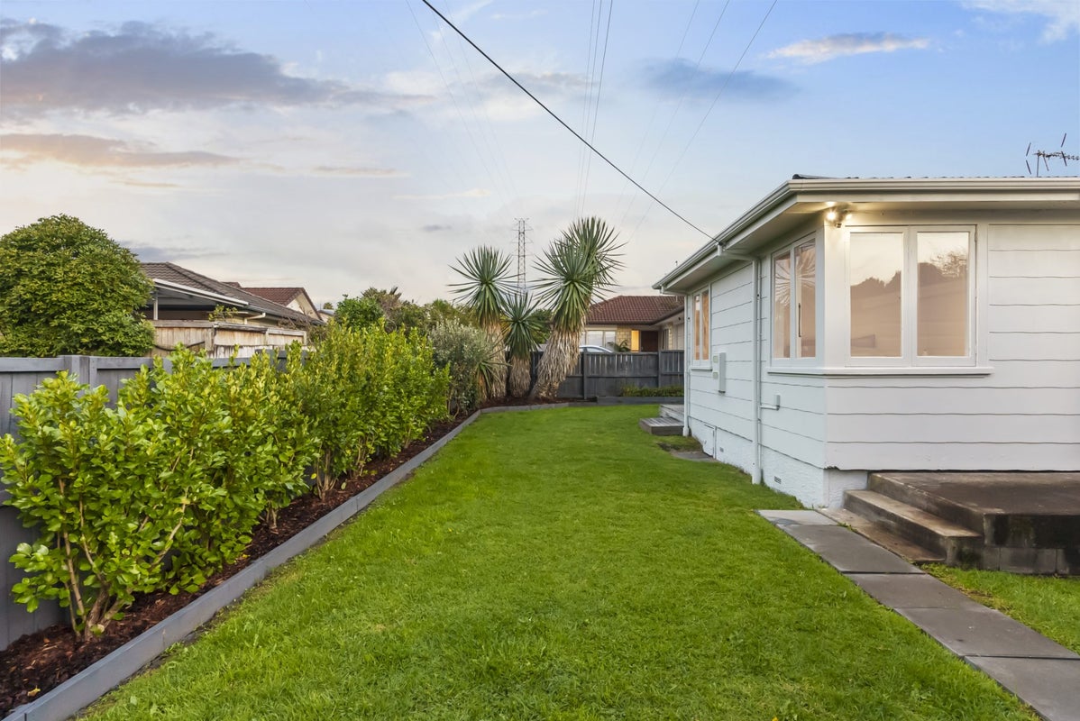 11 Grainger Road, Te Atatu South, Auckland - Carousel 1