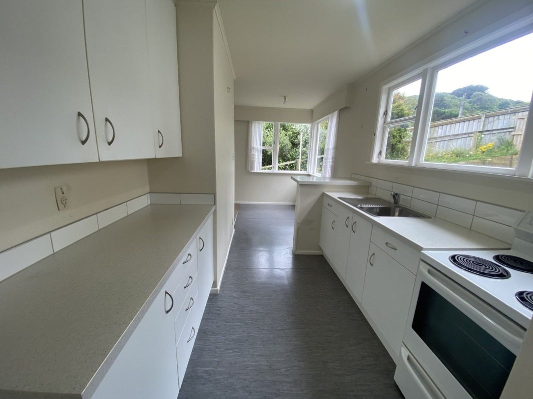 5 Chaucer Way, Karori, Wellington - Carousel 2