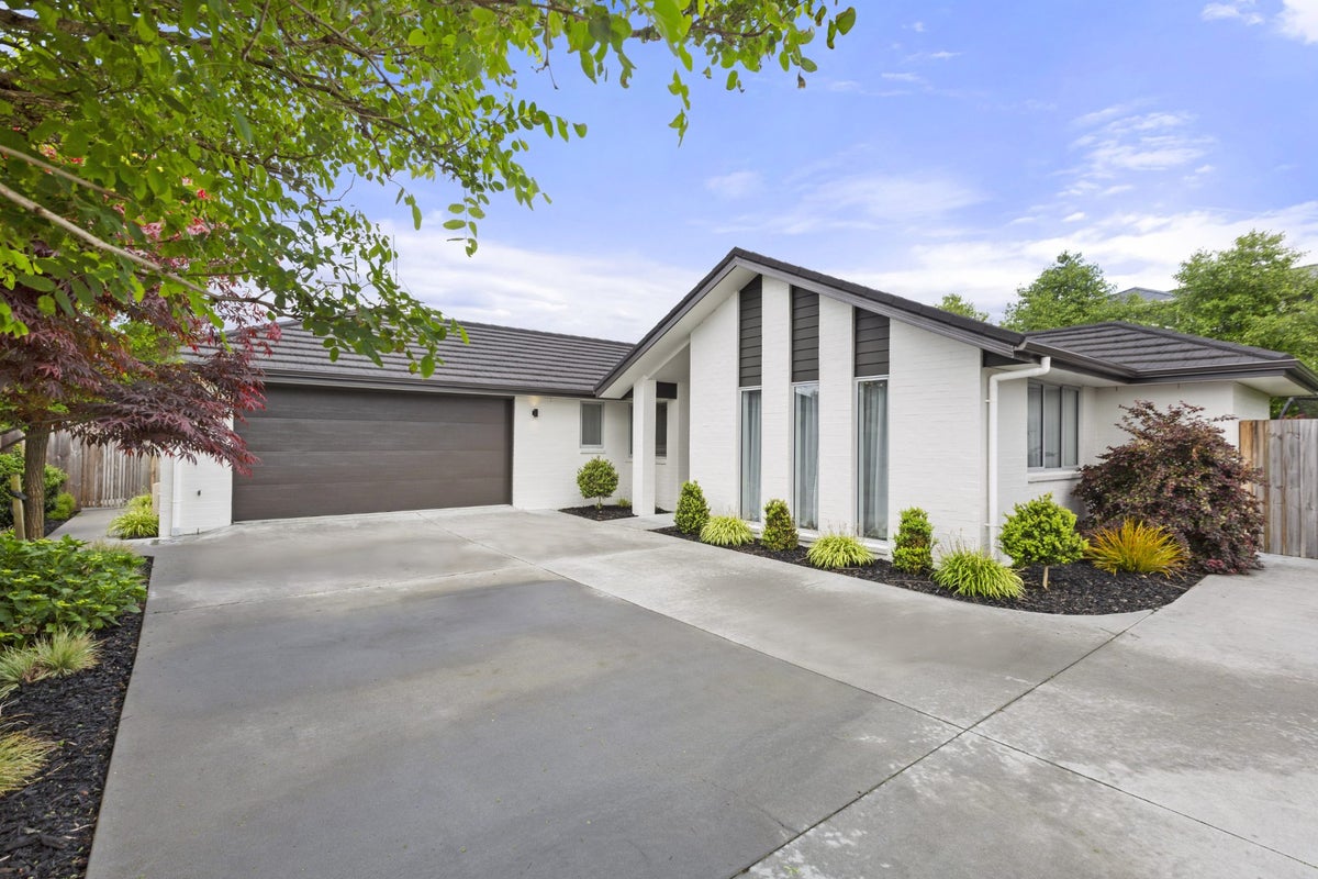 7 Sylvester Crescent, Flagstaff, Hamilton - Carousel 1