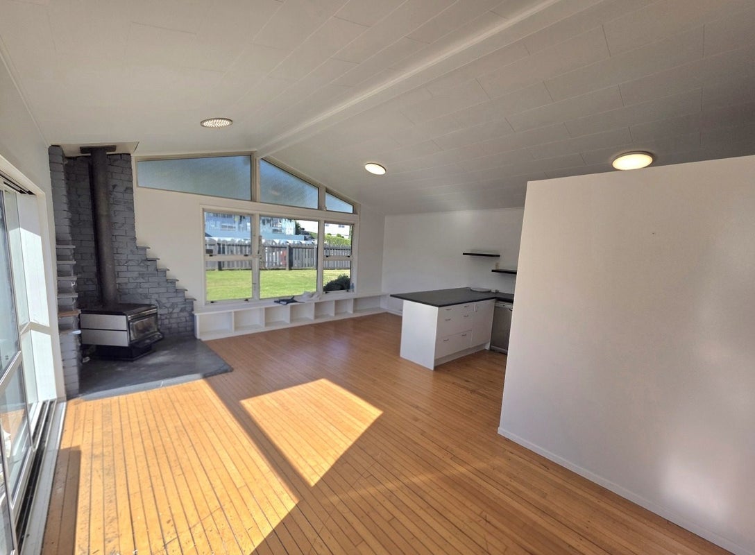 22 Simons Street, Moturoa, New Plymouth - Carousel 2