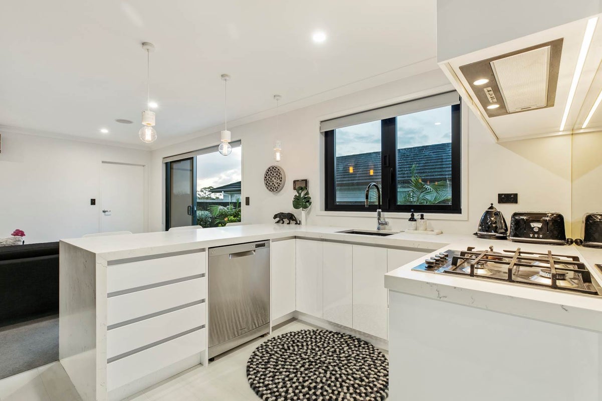 92 Intrepid Crescent, Beachlands, Auckland - Carousel 1
