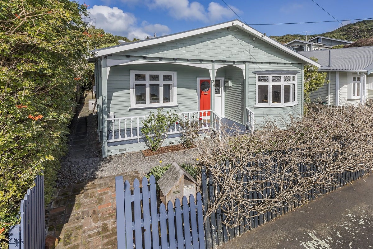 39 Dee Street, Island Bay, Wellington - Carousel 2