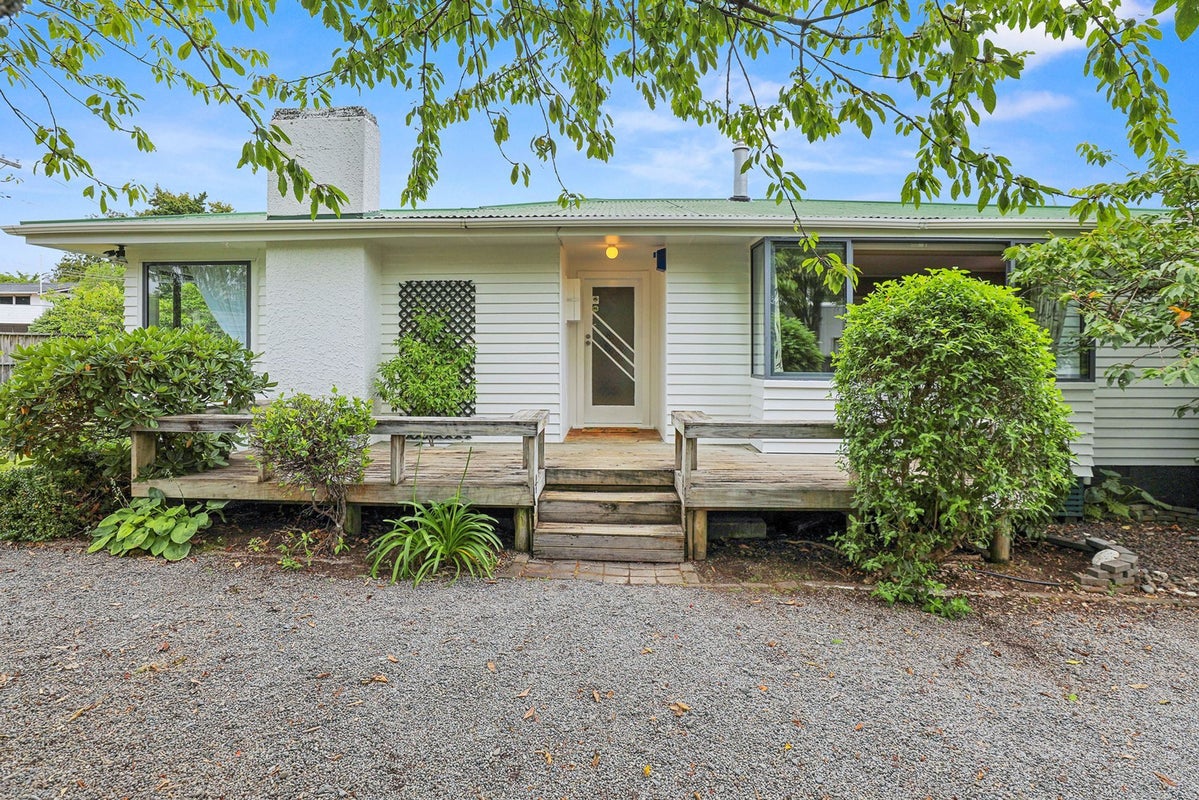 2 Gradwell Place, Two Mile Bay, Taupo - Carousel 1