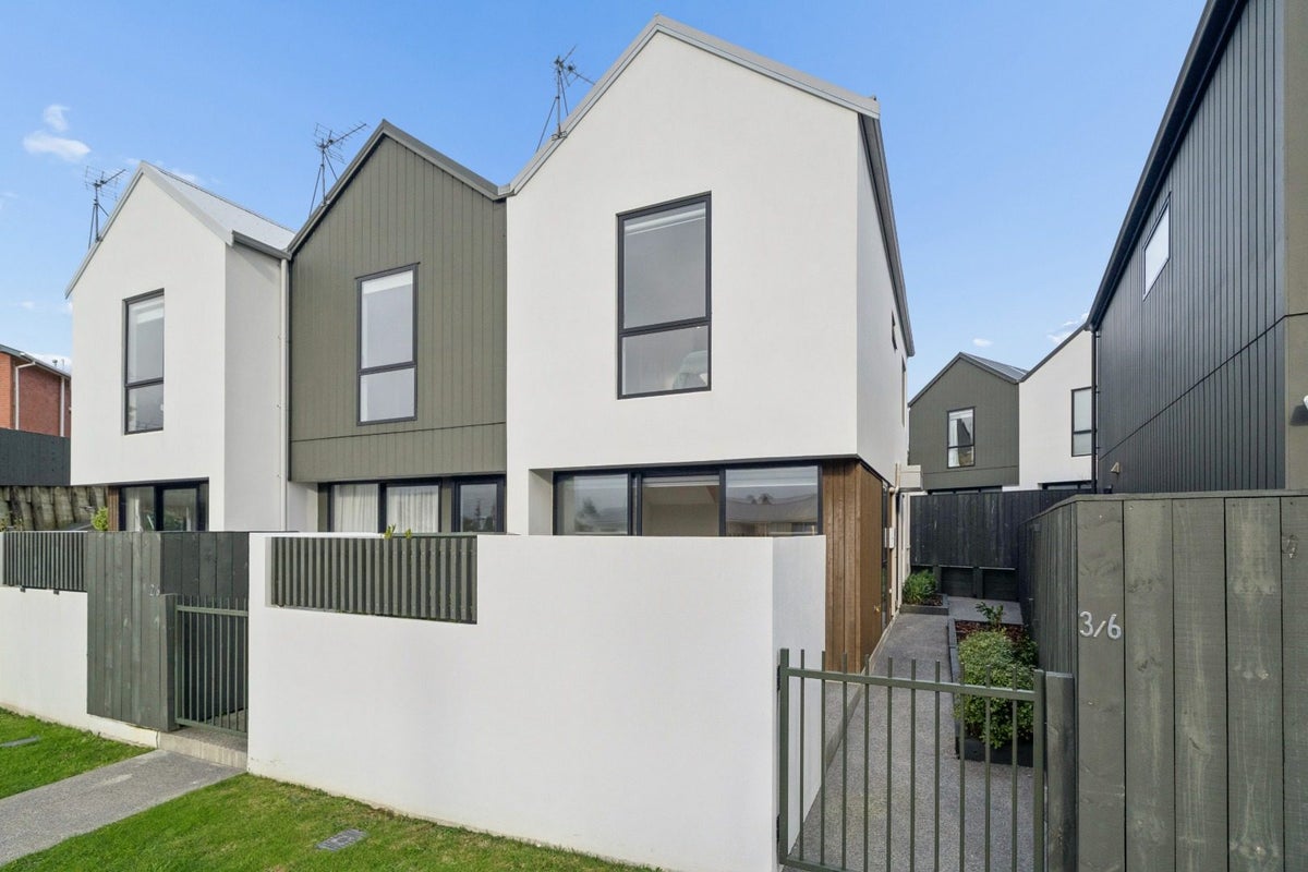 3/6 Oswald Crescent, Paparangi, Wellington - Carousel 1