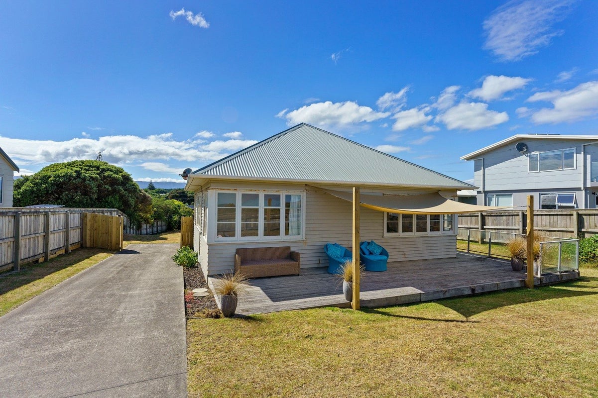 38 Marine Parade, Otaki Beach, Otaki - Carousel 1