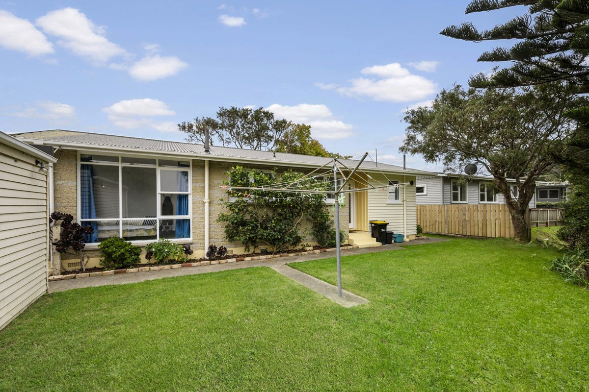 34 Silverbirch Grove, Churton Park, Wellington - Carousel 1