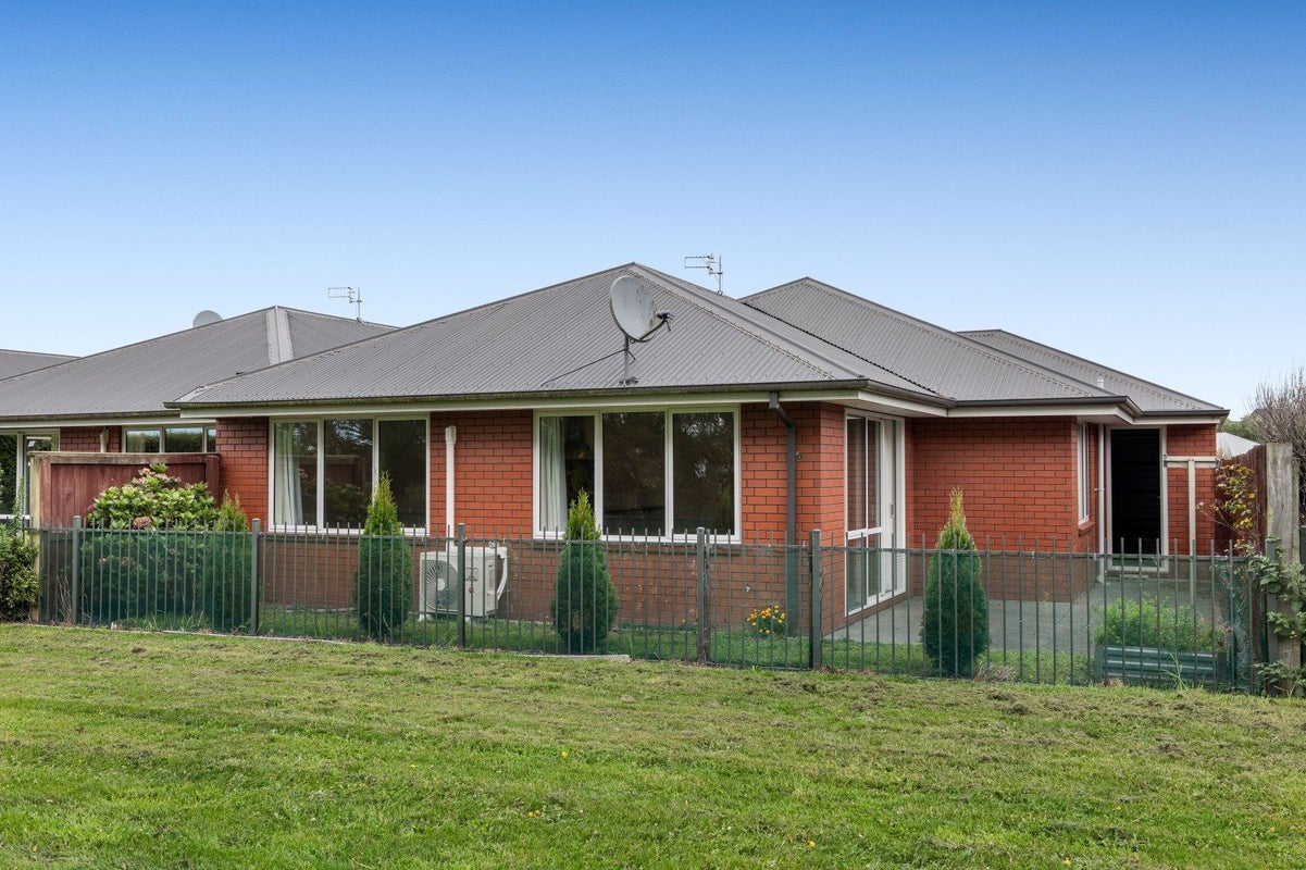 18 Date Crescent, Aidanfield, Christchurch - Carousel 1