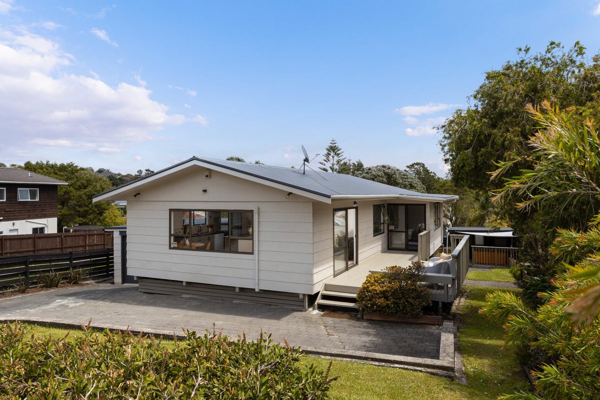 59 Brian Crescent, Stanmore Bay, Whangaparaoa - Carousel 1