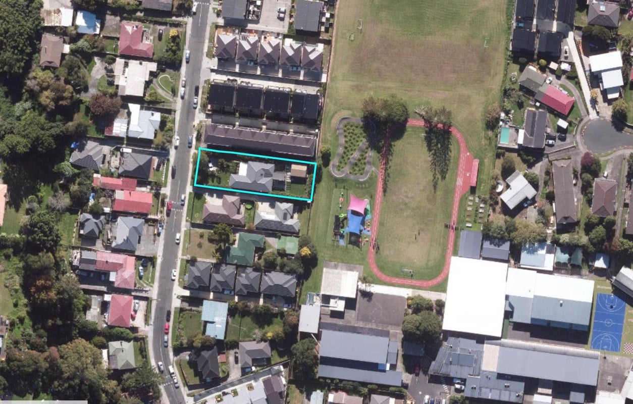 15 Kingdale Road, Henderson, Waitakere City, Auckland - Carousel 1