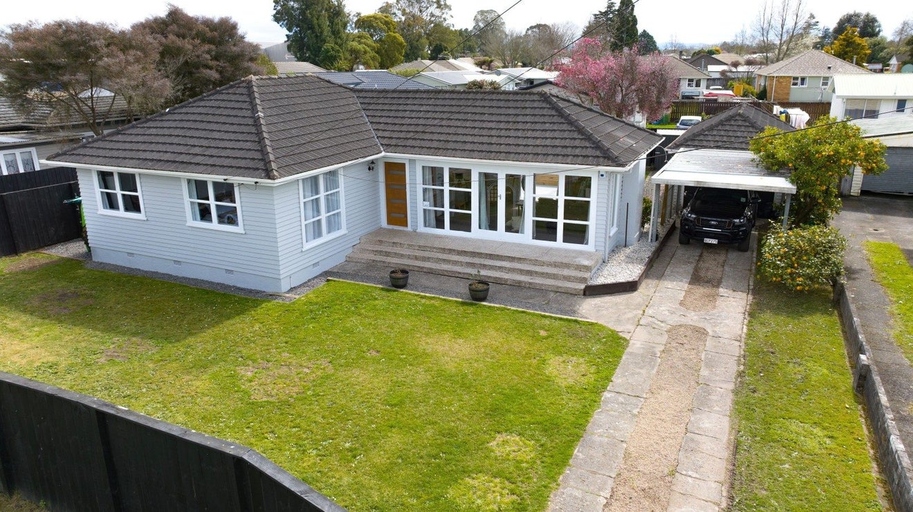 14 Mahana Road, St Andrews, Hamilton - Carousel 2