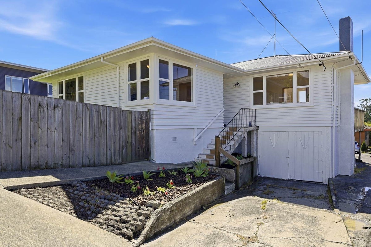 1/176 Chivalry Road, Glenfield, Auckland - Carousel 1
