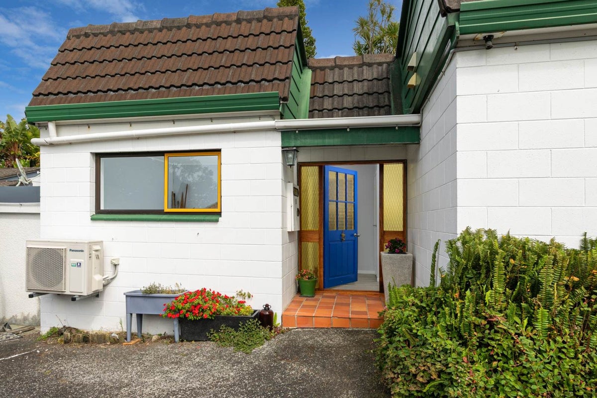1/64 Carlisle Road, Browns Bay, Auckland - Carousel 2