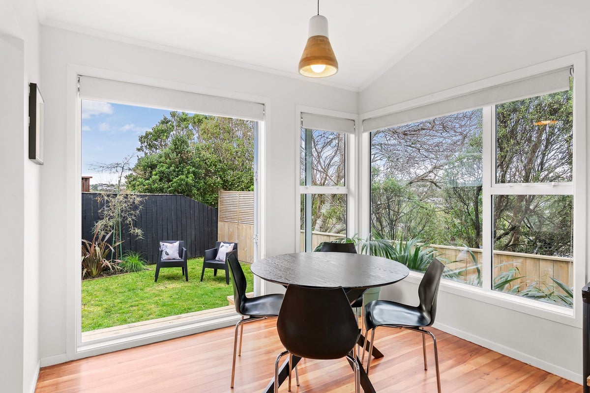 10 Loasby Crescent, Newlands, Wellington - Carousel 1