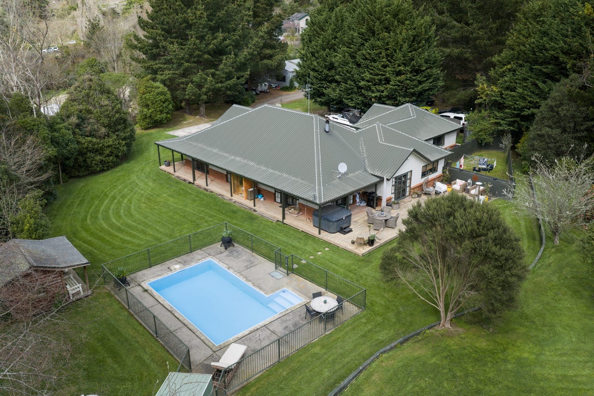 320 Aokautere Drive, Aokautere, Palmerston North, Manawatu / Whanganui - Carousel 1