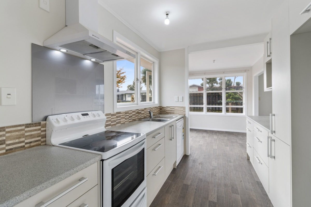 208 Sandwich Road, St Andrews, Hamilton - Carousel 1