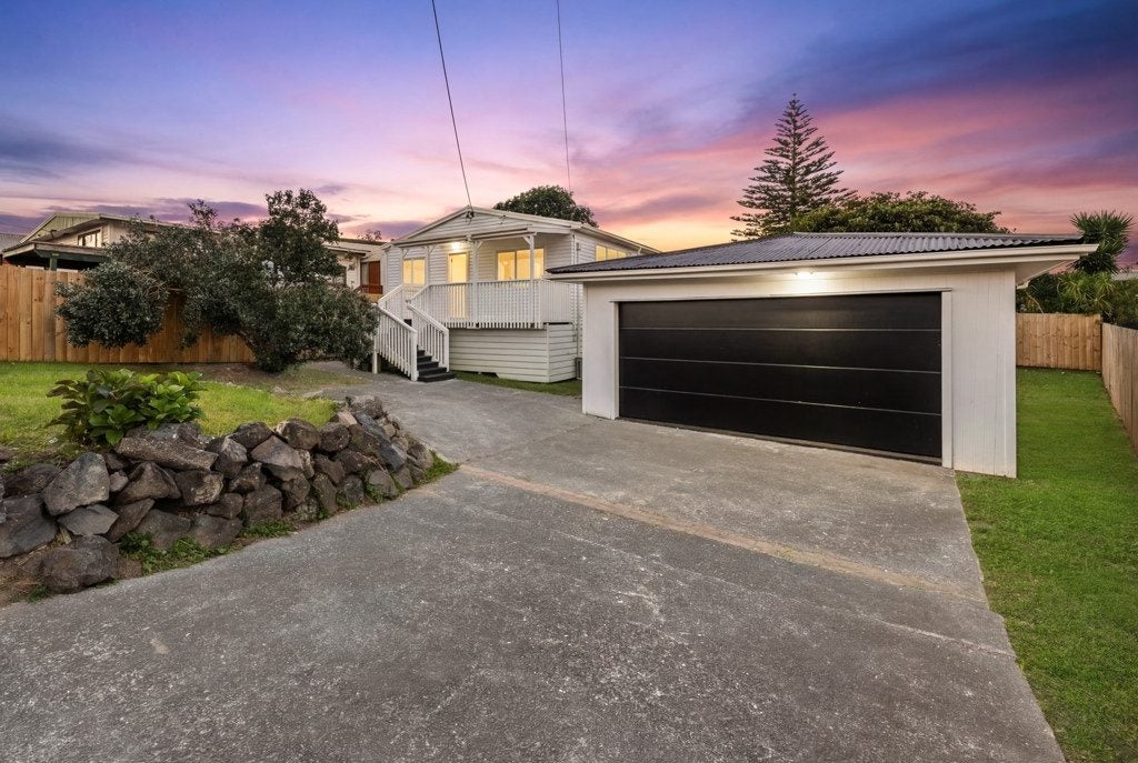 1/2 Enderby Drive, Te Atatu Peninsula, Auckland - Carousel 1