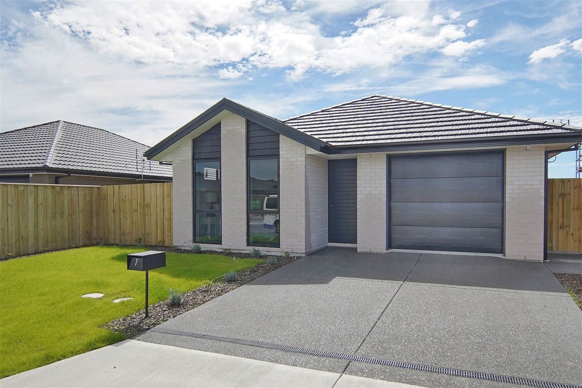 7 Jasmine Street, Woodend, Woodend - Carousel 1