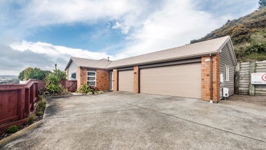 11 Gennaker Lane, Whitby, Porirua - Carousel 1