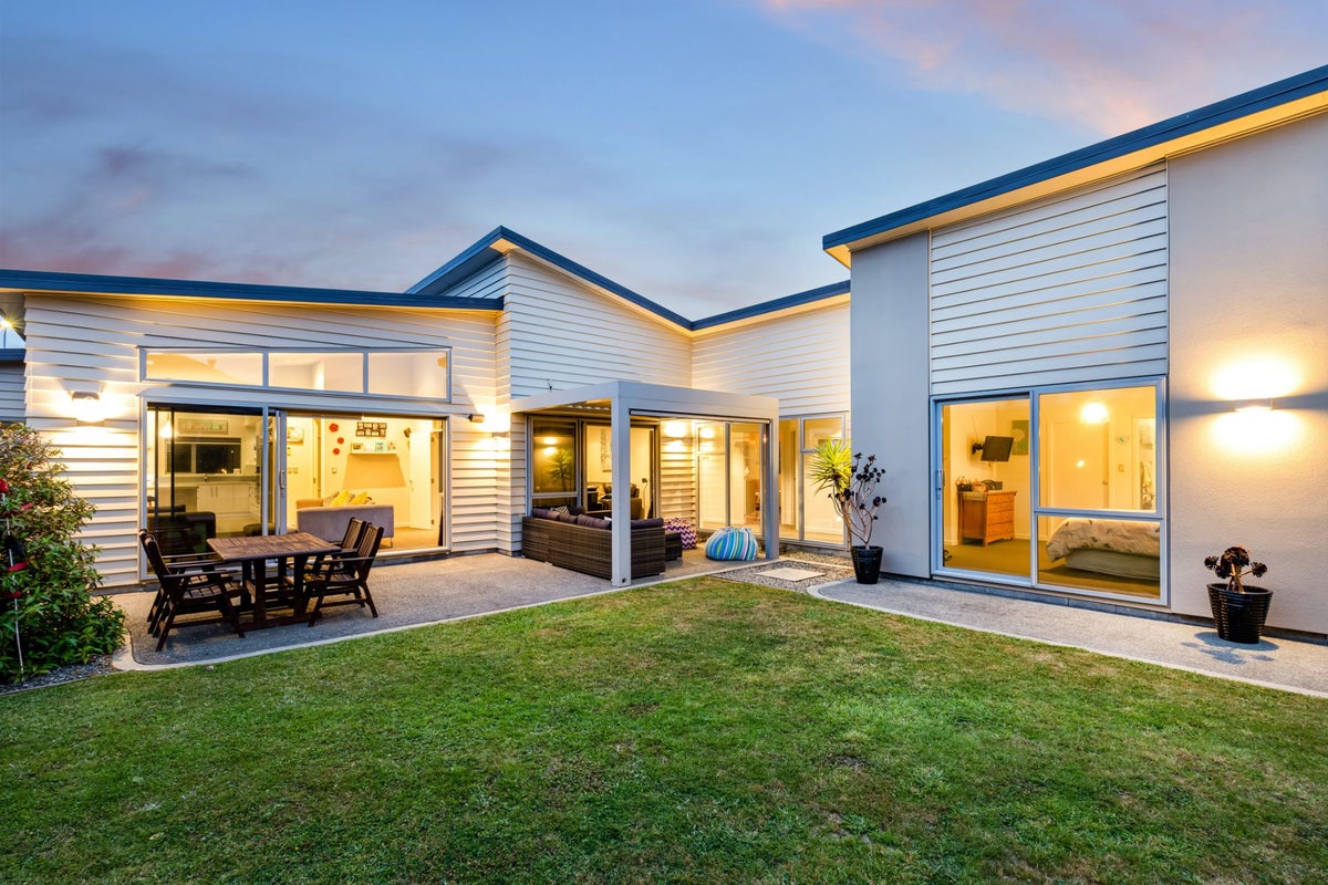 28 Nelson Avenue, Aotea, Porirua - Carousel 1